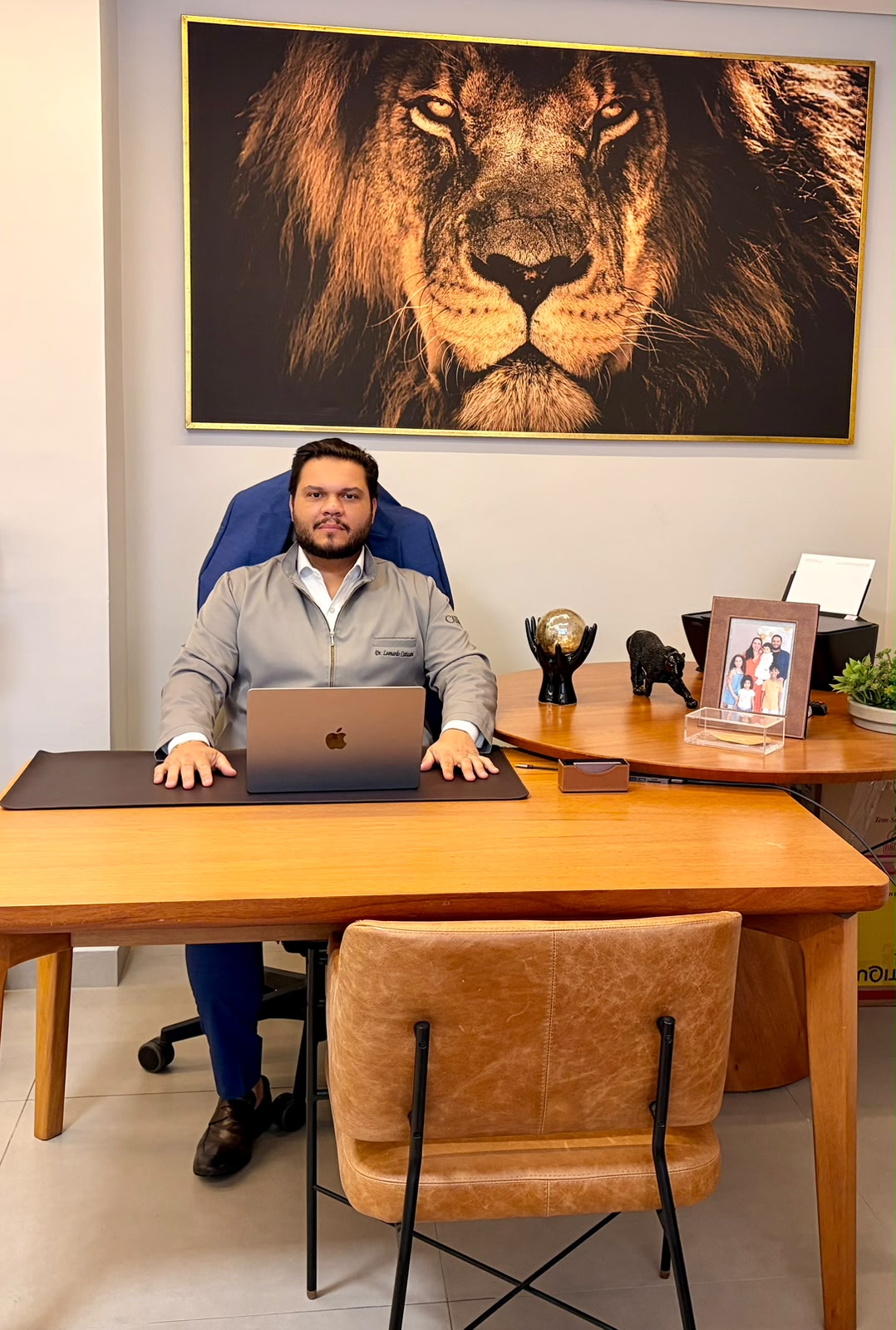 Dr. Leonardo Catizani em sua clínica